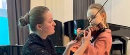 Zdjęcie przedstawiające uczestników lekcji otwartej klasy skrzypiec mgr Kingi Biesiadeckiej, która odbyła się w auli szkoły, 19 lutego 2026 roku.