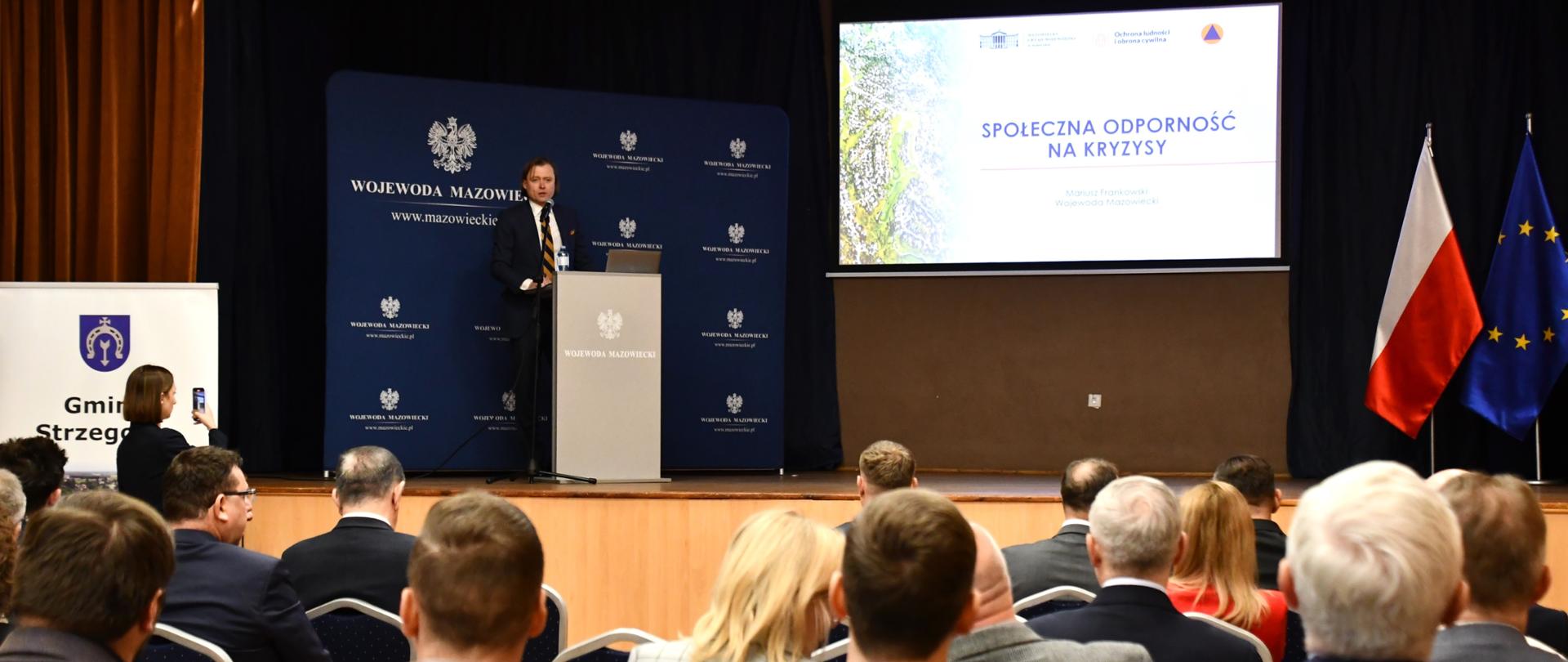 Na zdjęciu widać kobiety i mężczyzn