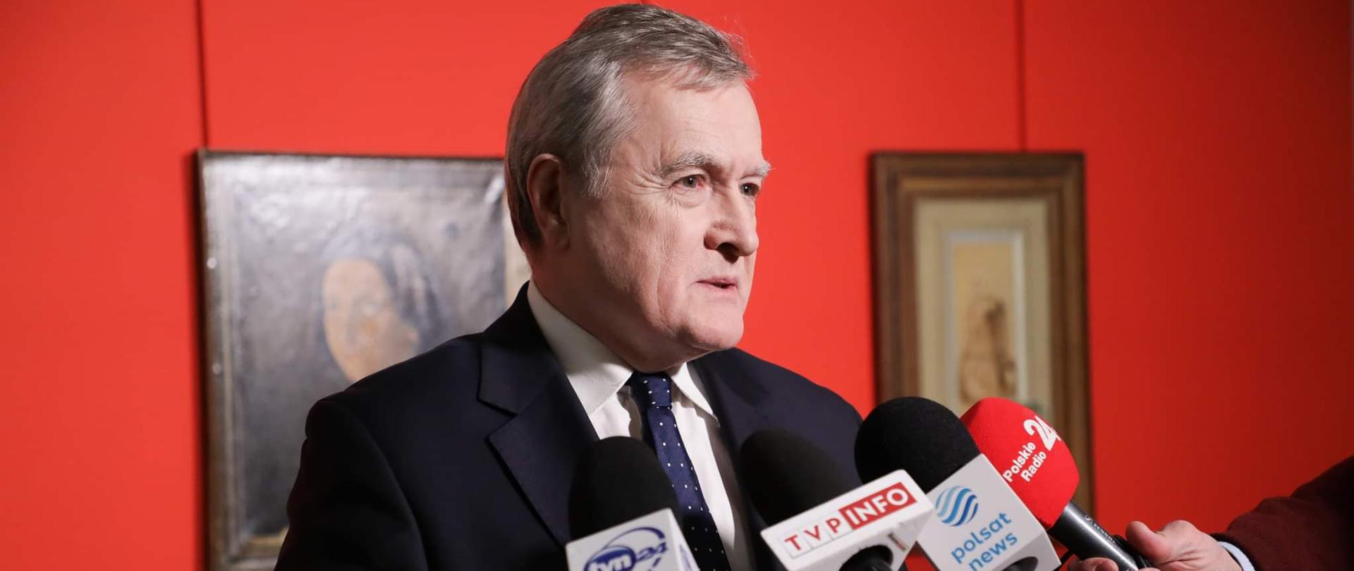 Wicepremier Piotr Gliński zwiedził nowe wystawy w Zachęcie – Narodowej Galerii Sztuki, fot. Danuta Matloch