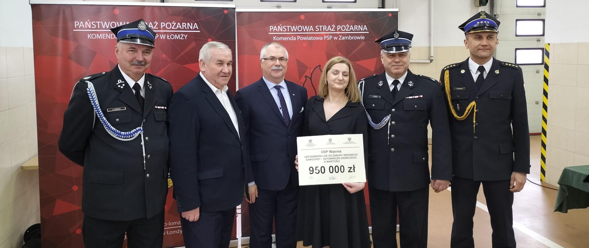 Strażacy PSP i OSP oraz zaproszeni goście pozują do zdjęcia.