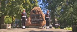 Żołnierze Marynarki Wojennej stoją obok pomnika z napisem Polskie Państwo Podziemne tysiąc dziewięćset trzydzieści dziewięć myślnik tysiąc dziewięćset czterdzieści pięć.