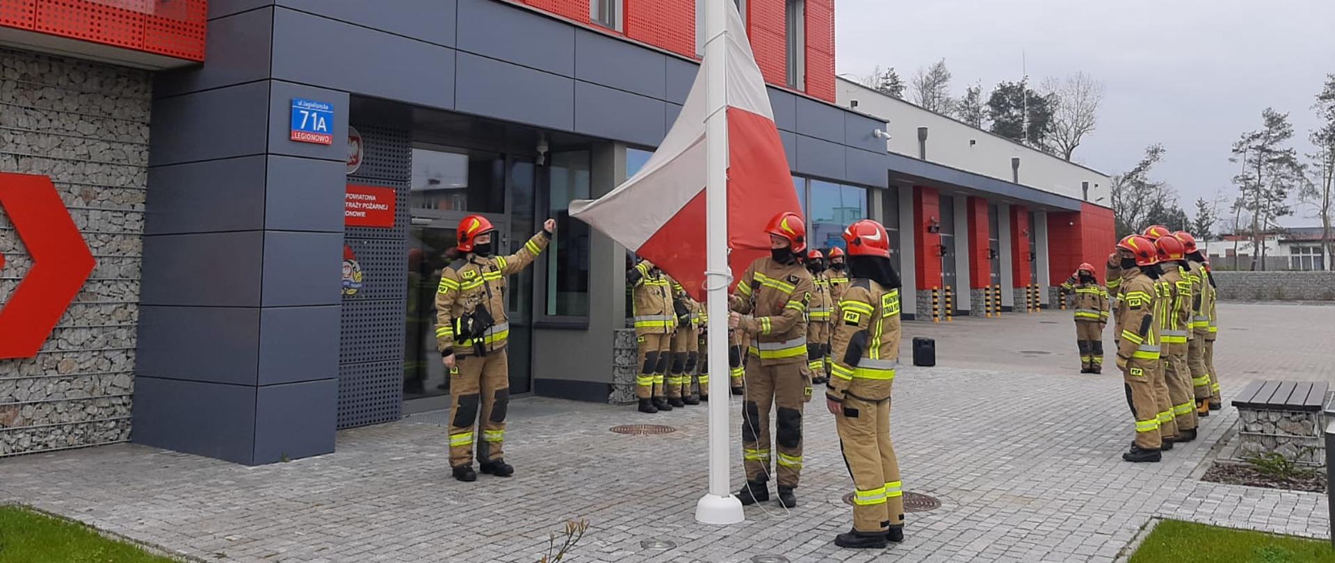 Uroczysta zmiana służby z okazji Dnia Flagi Rzeczypospolitej Polskiej w KP PSP w Legionowie