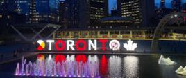 Biało-czerwony znak Toronto w ostatni weekend maja podczas obchodów pierwszego w historii Miesiąca Dziedzictwa Polskiego w Ontario.
