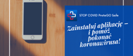 Zdjęcie przedstawia telefon oraz napis "STOP COVID ProteGO Safe" propagujący tą aplikację.