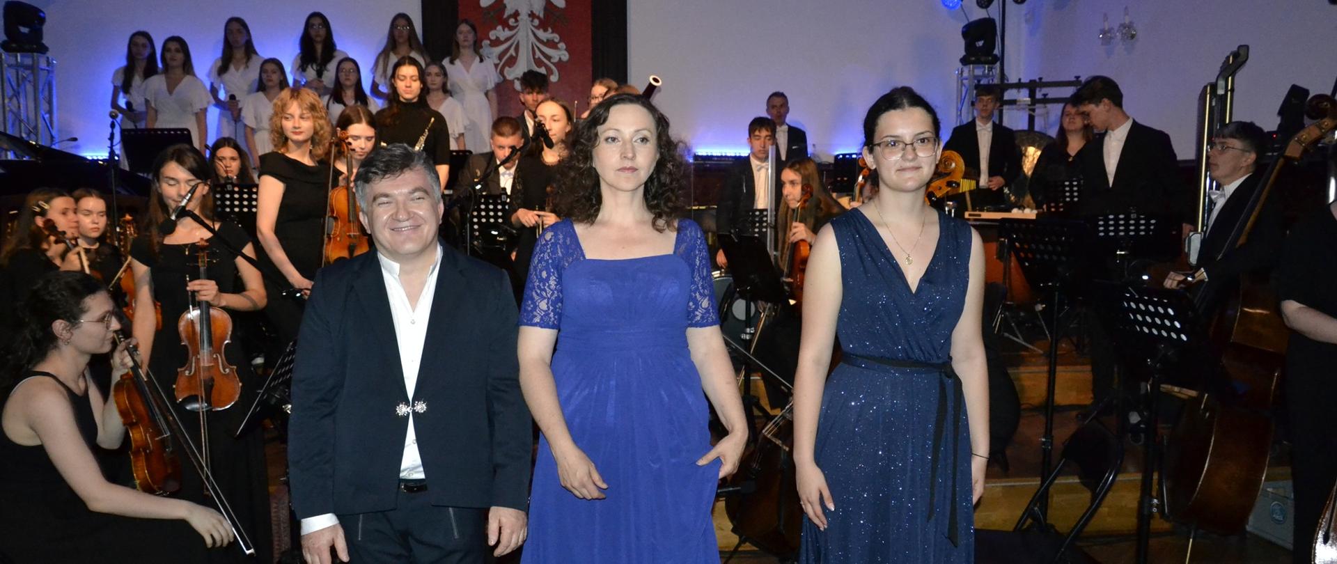 soliści kantaty pastoralnej Przez ciebie wszystko na tle orkiestry symfonicznej PSM II stopnia w Mielcu zgromadzonej w Sali Królewskiej PSM Mielec