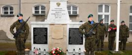 Obchody Dnia Pamięci Ofiar Obu Totalitaryzmów na Warmii i Mazurach - warta honorowa wystawiona przez Wojsko Polskie pod pomnikiem.