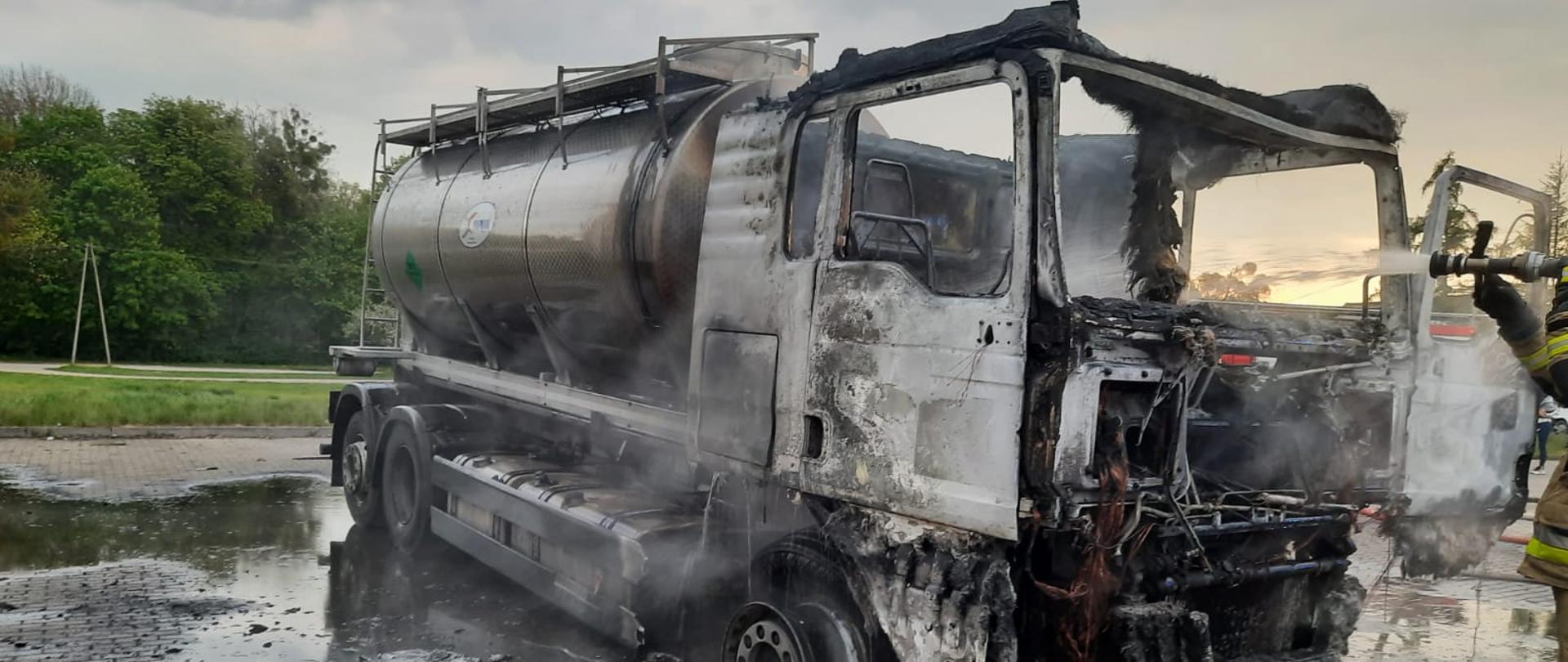Na zdjęciu spalony samochód ciężarowy 