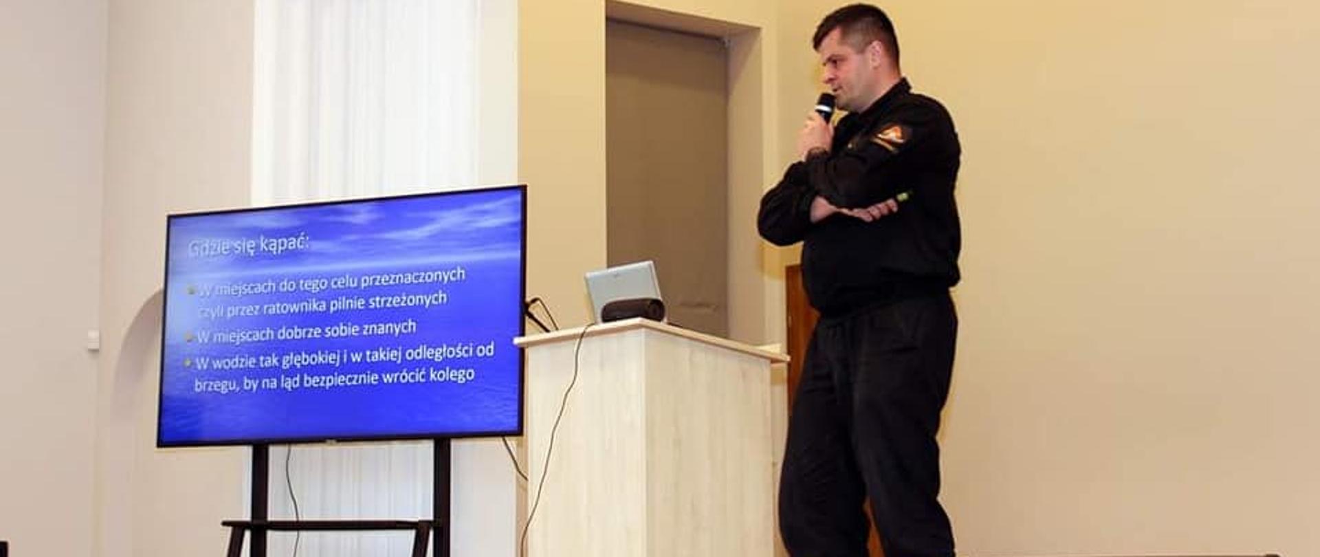  Prelekcja poświęcona zagrożeniom z jakimi młodzież może spotkać się zwłaszcza w czasie wakacji zorganizowana przez Obornickie Stowarzyszenie Wodniackie "APLAGA".