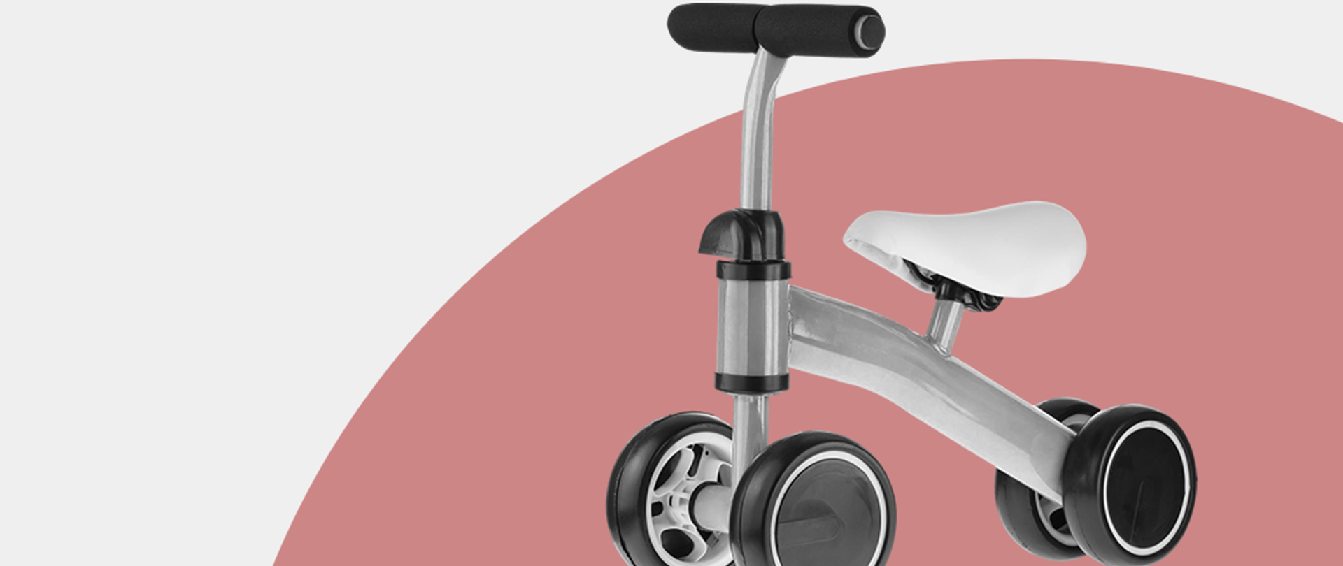 Rowerek dziecięcy na szaro różowym tle. 