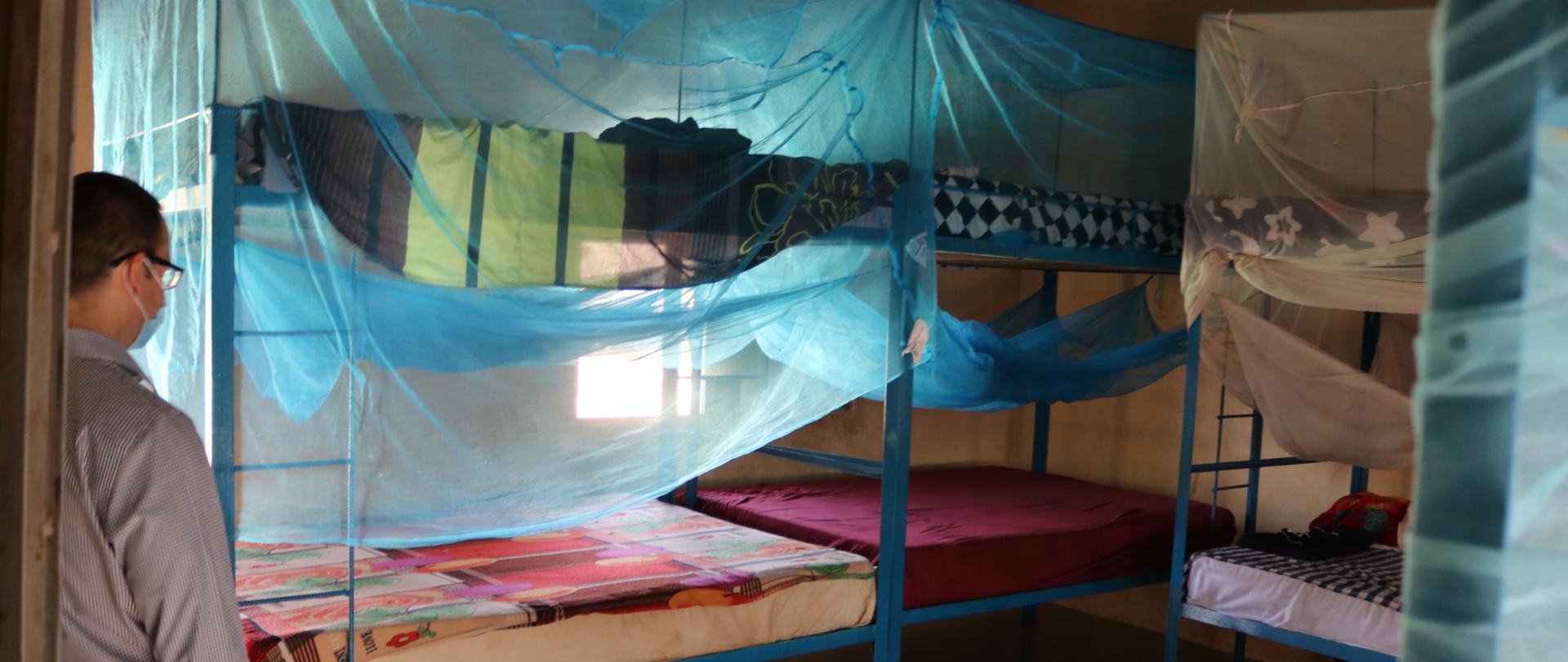 łóżka piętrowe w internacie dla dziewcząt