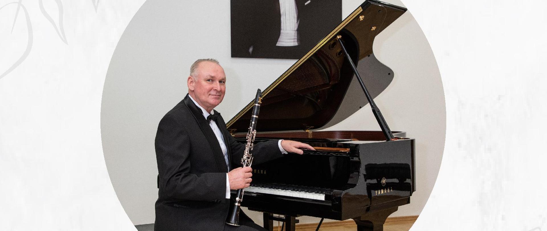 Plakat koncertu "Grzegorz Konopczyński in memoriam" w dniu 16 listopada 2023. Na plakacie w pozycji centralnej umieszczone jest zdjęcie śp. Grzegorza Konopczyńskiego siedzącego w przy fortepianie i trzymającego w prawej ręce klarnet. 