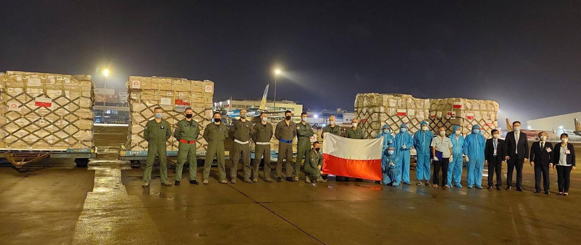 Przylot polskiego samolotu wojskowego C-130 Hercules ze sprzętem i materiałami medycznymi do miasta HCM, 11 września 2021 r. 