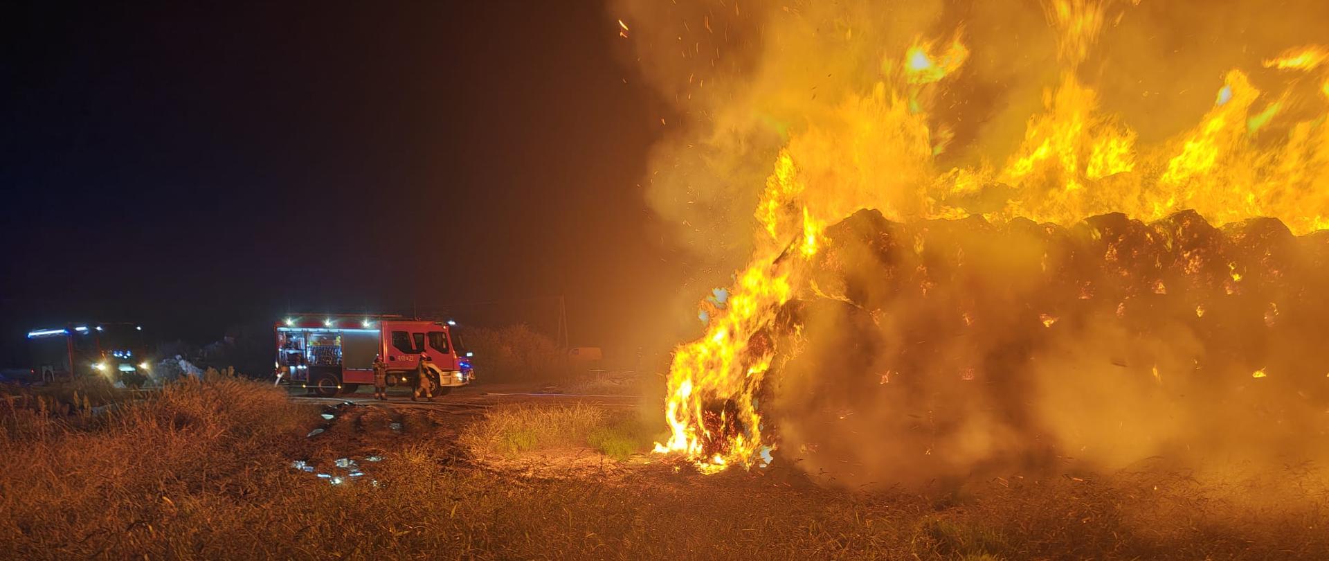 Pożar stogu słomy. Strażacy w obronie zagrożonej przyczepy rolniczej