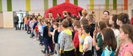 zbiórka dzieci w sali sportowej podczas dnia dziecka 