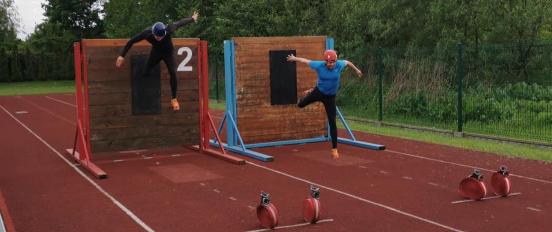 pokonanie ściany podczas biegu w pożarniczym torze przeszkód