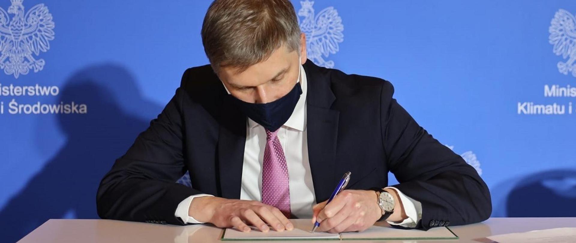 Minister Piotr Nowak signing the documents