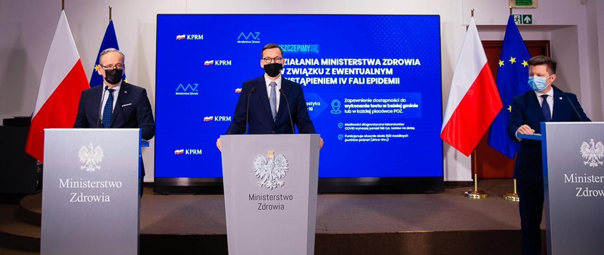 Na zdjęciu znajduje się trzech mężczyzn, każdy stoi za mównicą. 