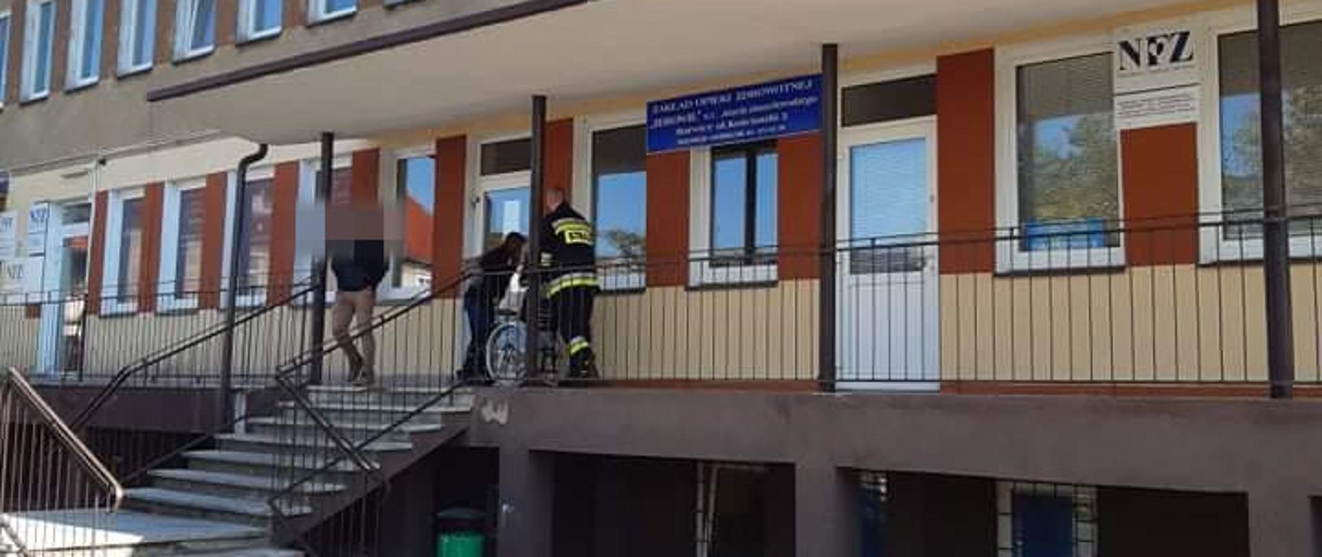 Strażacy z OSP Barwice pomagają dotrzeć do punktu szczepień osobie poruszającej się na wózku 