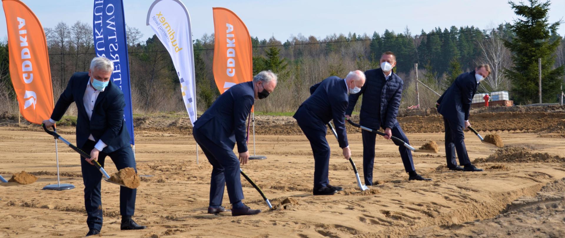 ludzie, łopaty, ziemia