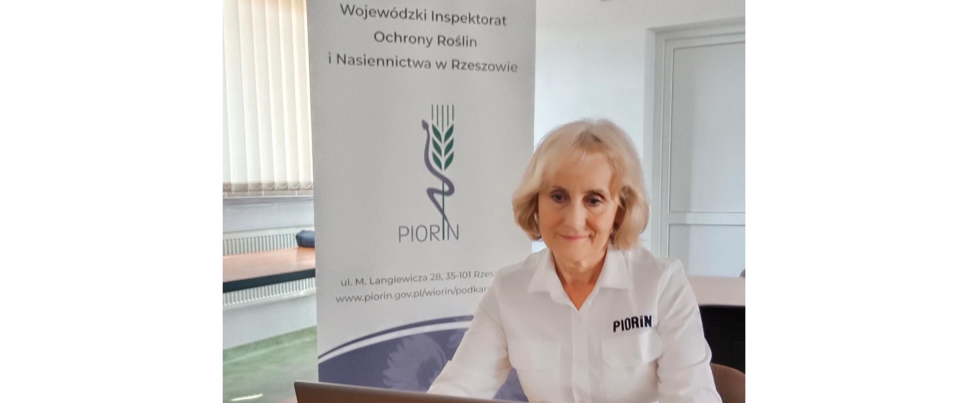 pomieszczenie w budynku głównym WIORiN , prowadząca szkolenie na tle
baneru z nazwą WIORiN

