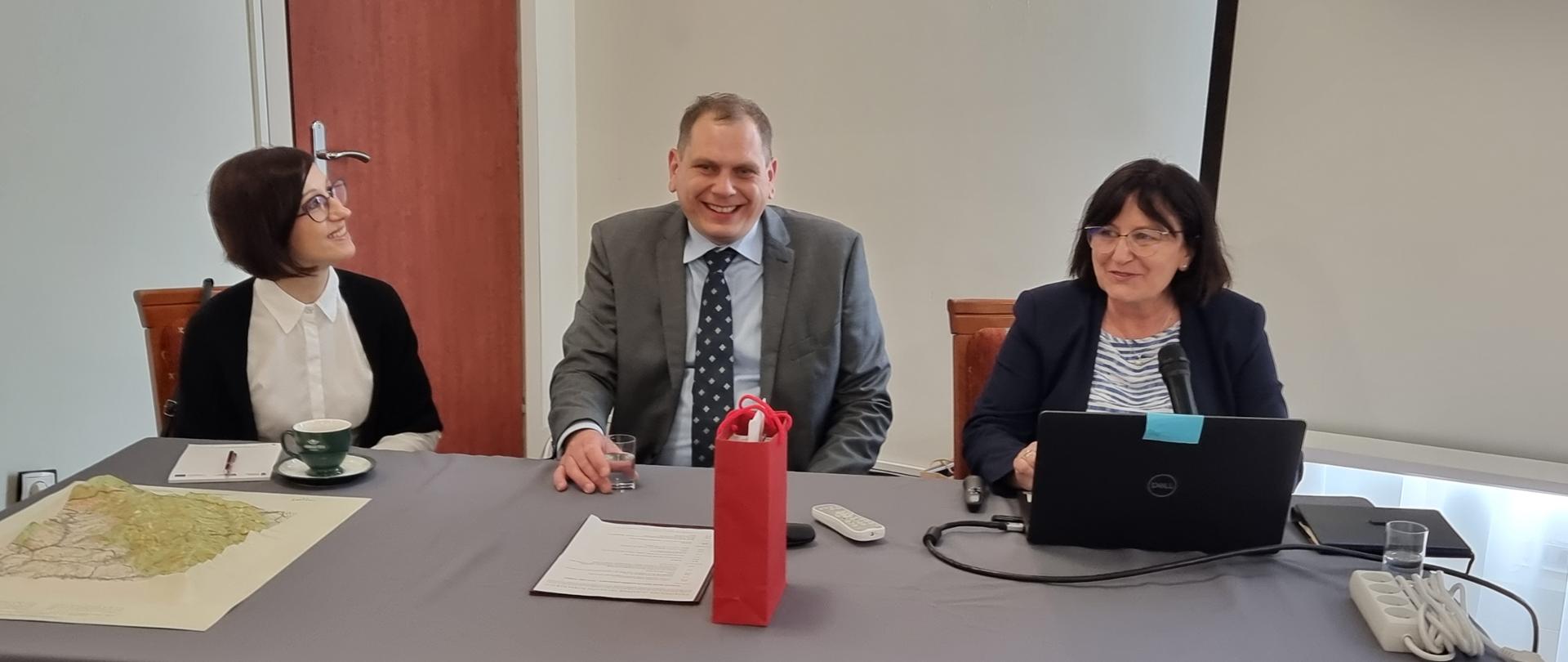 Zdjęcie przedstawia Alicję Kulkę, p.o. GGK podczas prezentacji na spotkaniu