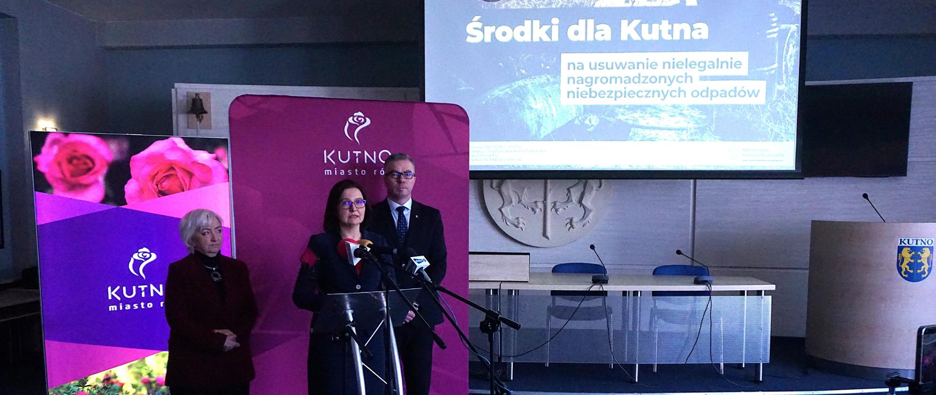 Wiceministra Klimatu i Środowiska Anita Sowińska, Wojewoda Łódzki Dorota Ryl i Prezydent Miasta Kutno Mariusz Sikora podczas konferencji prasowej w Kutnie.