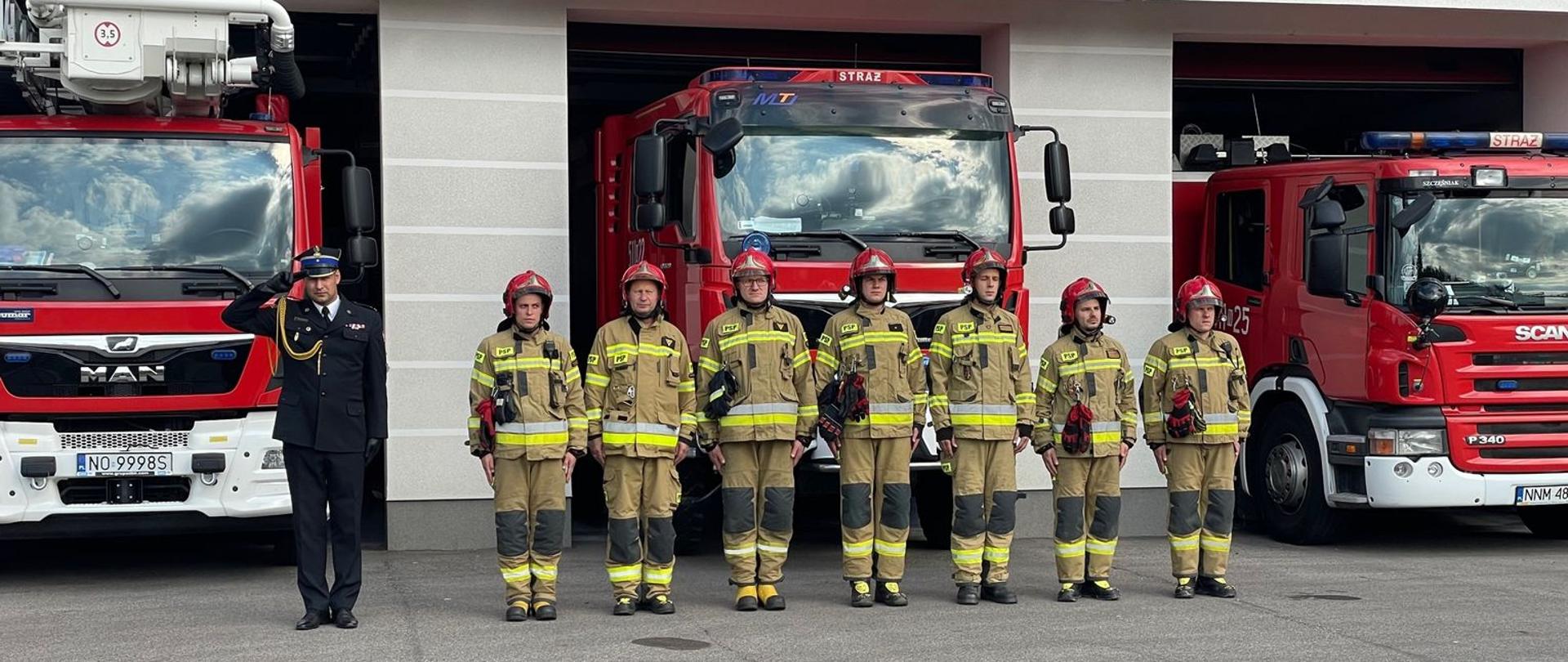 "78 rocznica wybuchu Powstania Warszawskiego nowomiejscy strażacy oddali hołd Powstańcom" strażacy stoją przed komendą 