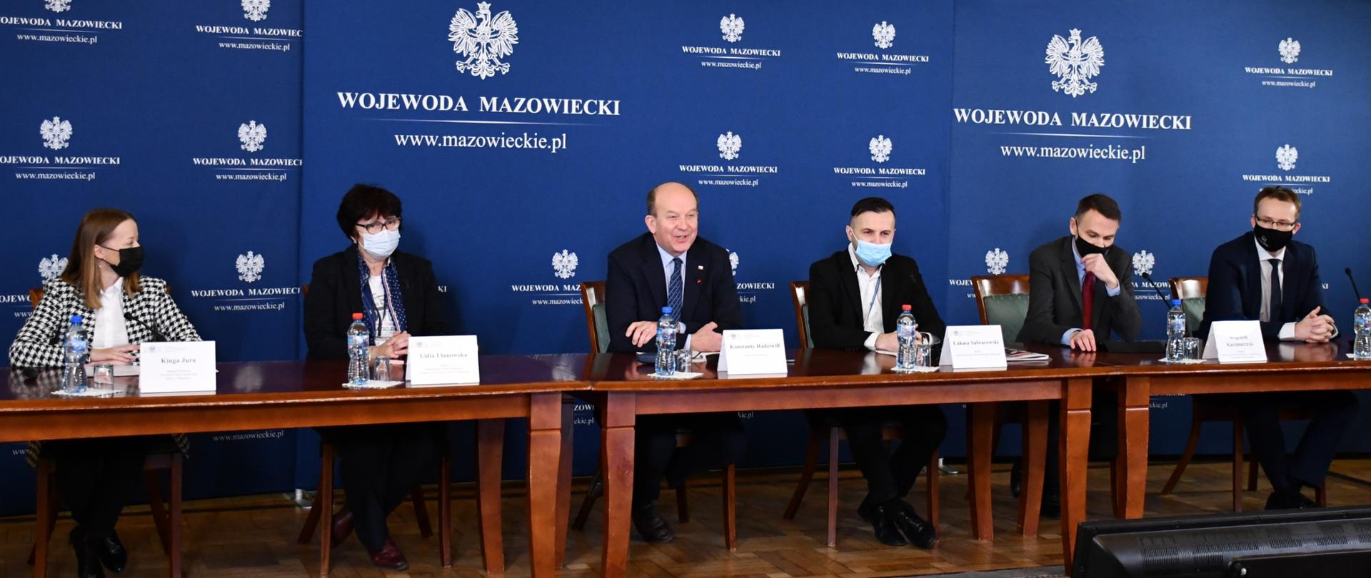 Wojewoda Mazowiecki Konstanty Radziwiłł przemawia podczas wideokonferencji "Bezpieczny i Aktywny Senior"