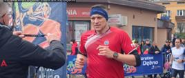Zdjęcie przedstawia reprezentanta KP PSP w Wałczu na mecie 49 Dębno Maratonu 