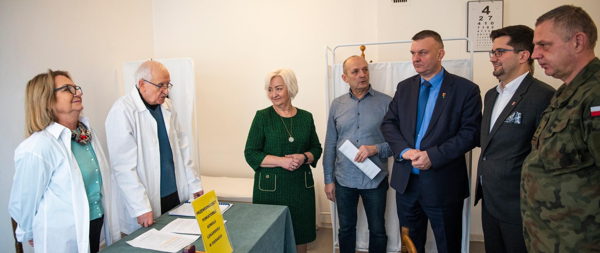 Wojewoda łódzki Dorota Ryl z władzami powiatu sieradzkiego i zaproszonymi gośćmi podczas kwalifikacji wojskowej 2024 w Sieradzu. 