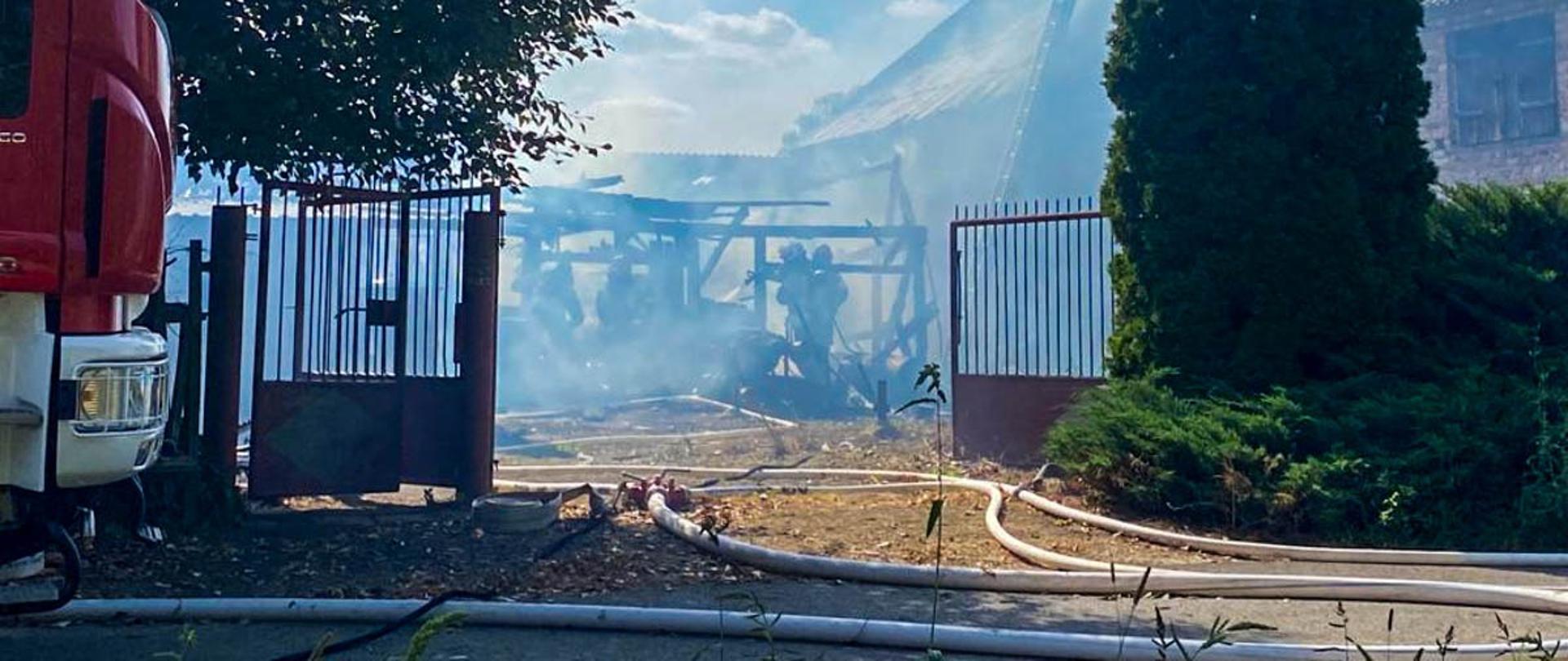 Strażacy w trakcie działań gaśniczych.