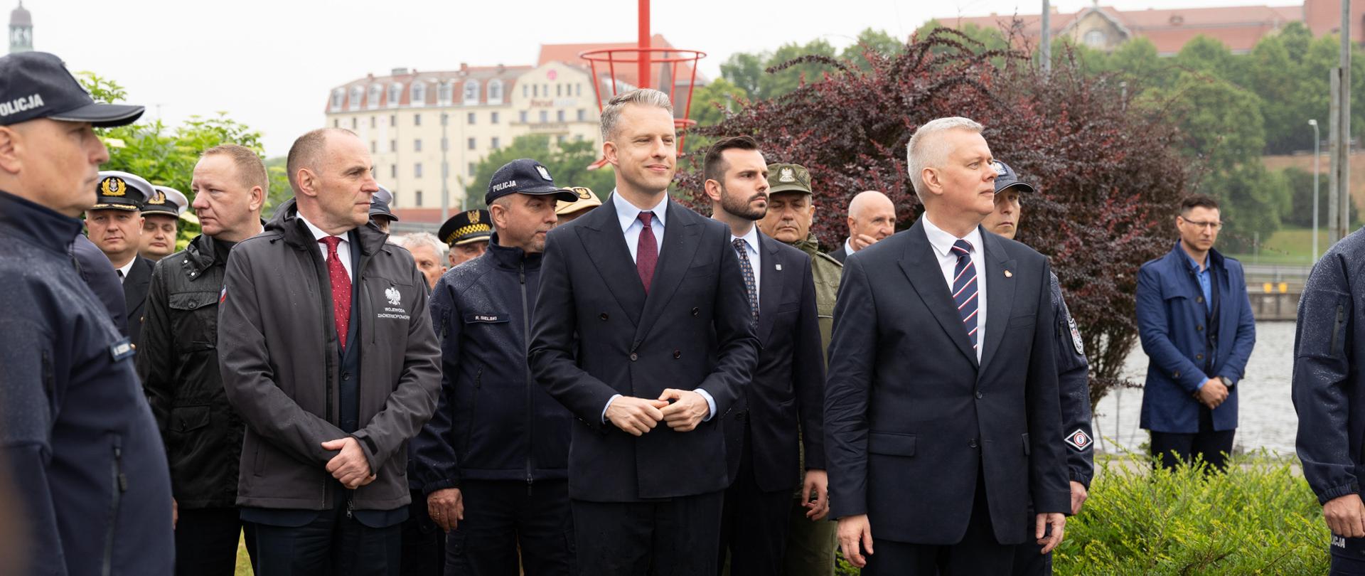 uczestnicy wydarzenia - wojewoda, wiceminister, wicewojewoda i minister