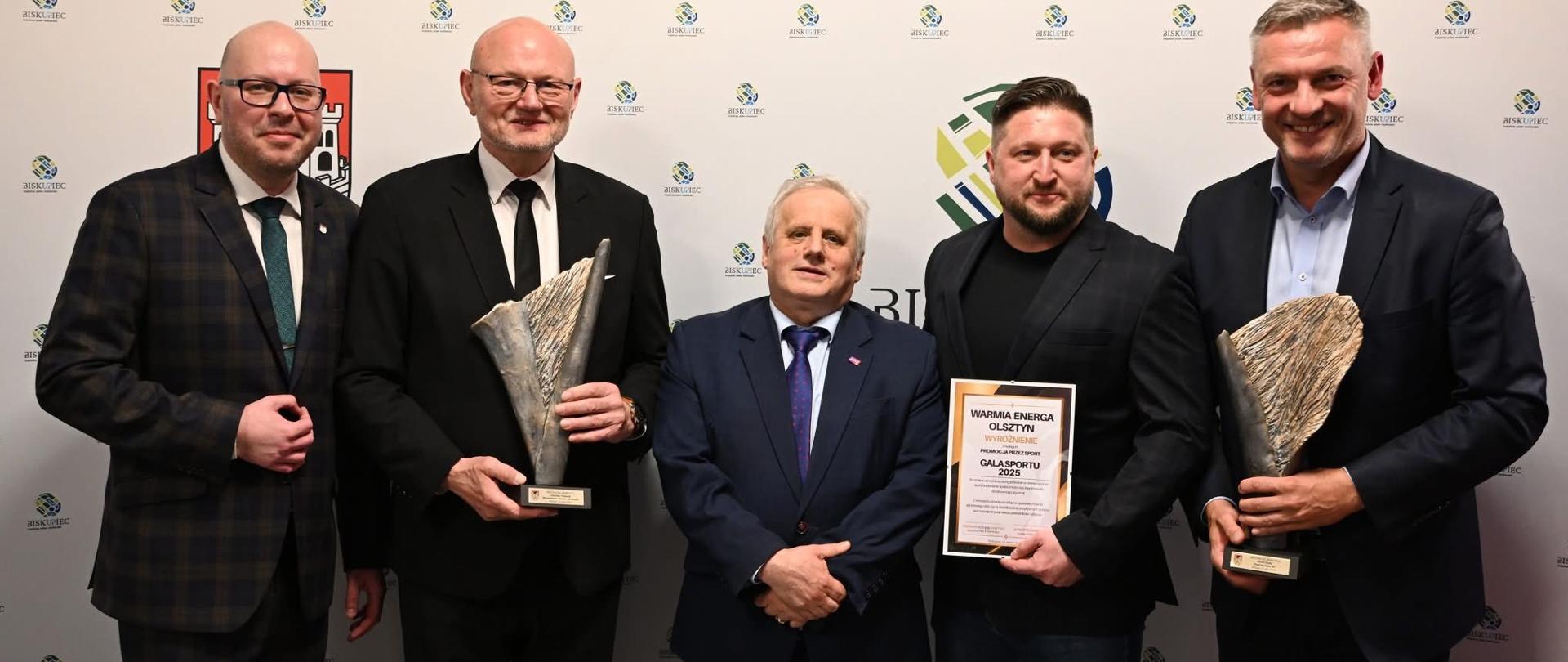 IX Gala Sportu w Biskupcu: pięciu mężczyzn, uczestników wydarzenia, wśród nich wiewojewoda Zbigniew Szczypiński.