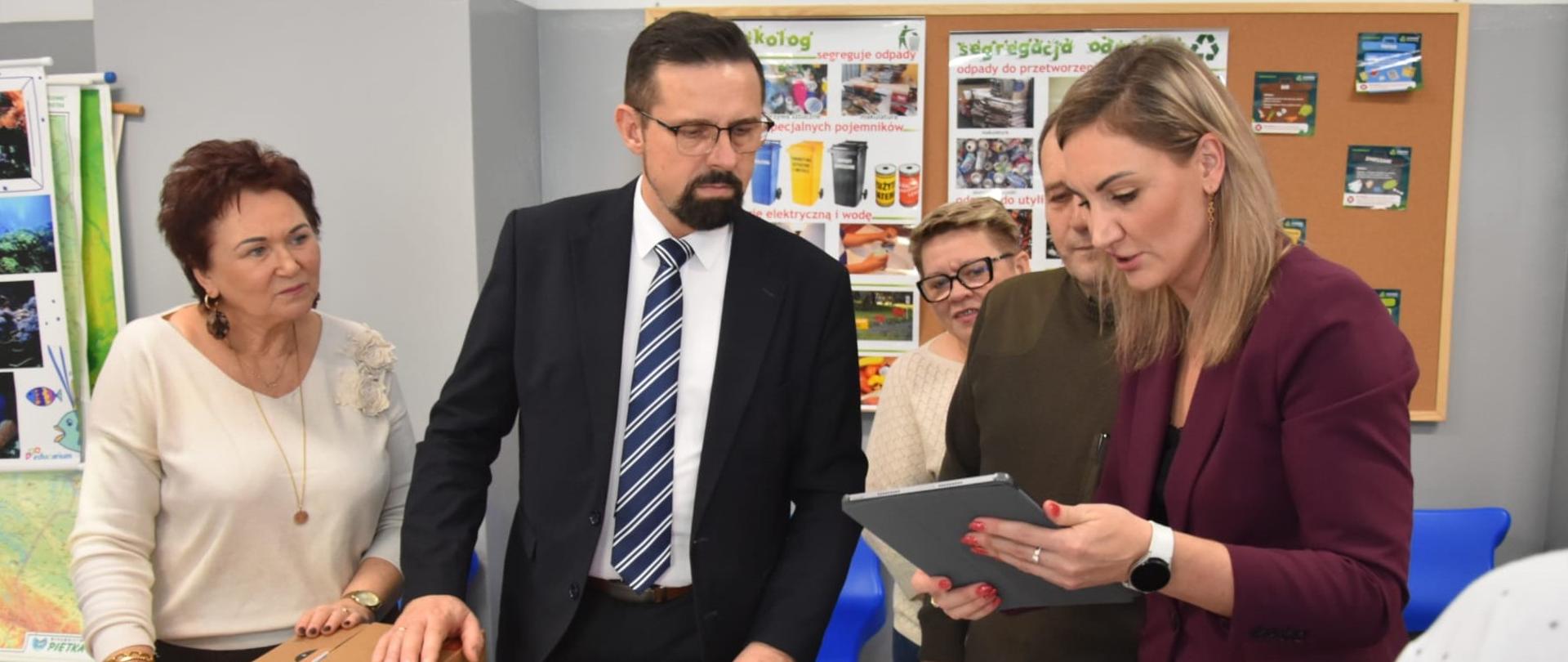 Na zdjęciu widać kobiety i mężczyznę