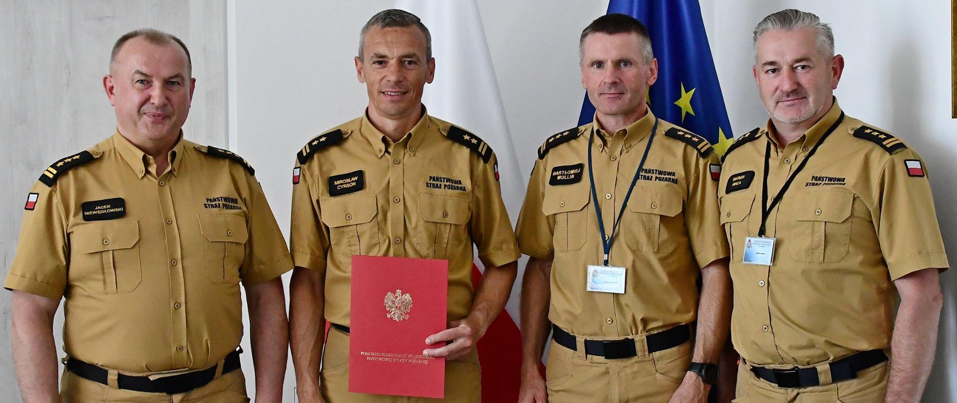 Kierownictwo Komendy Wojewódzkiej wraz z osobą nagrodzoną