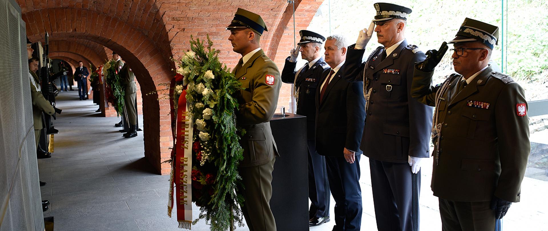 Wiceminister Łapiński składa wieniec w Epitafium Katyńskim