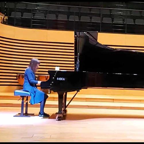 Nastolatka gra na fortepianie