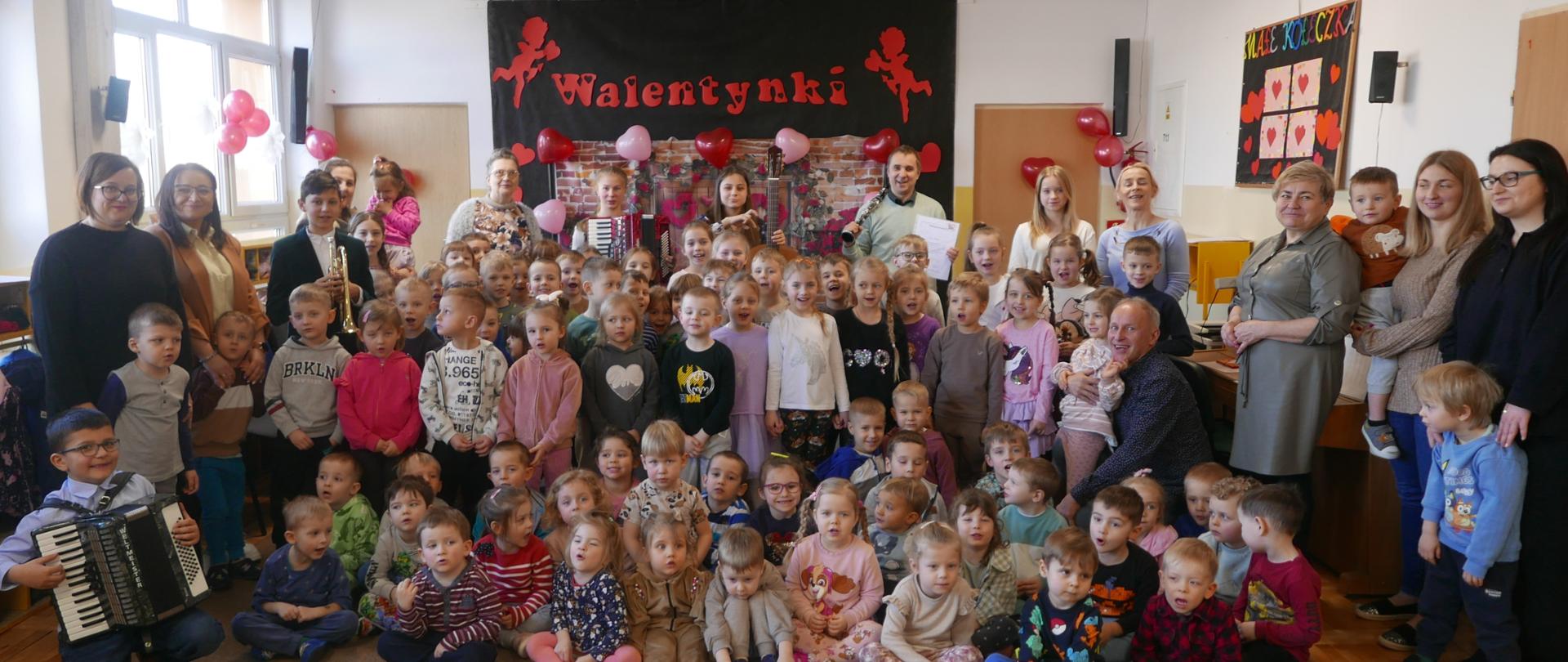 Zbiorowa fotografia przedszkolaków z "3" i wszystkich grający