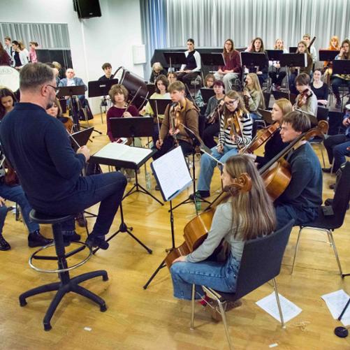 Zdjęcie przedstawia orkiestrę szkolną w czasie próby