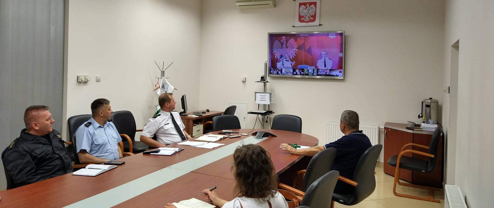 Na zdjęciu widać Zastępce Komendanta Powiatowego w pile wraz z przedstawicielami OSP z powiatu pilskiego podczas wideokonferencji.