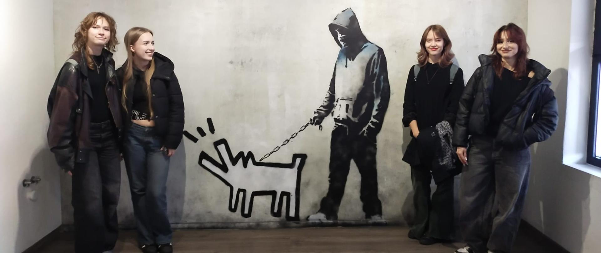 Plastycy w Muzeum Banksy'ego w Krakowie