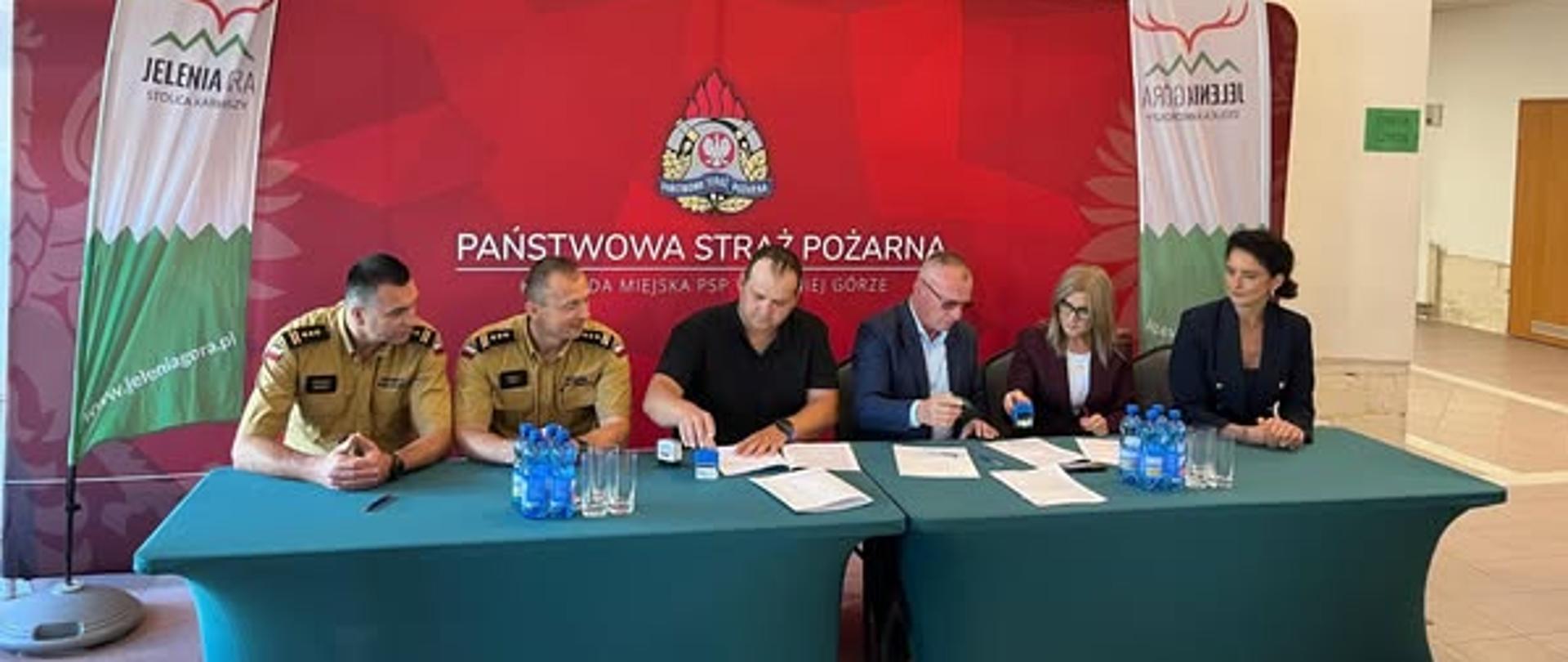 Na zdjęciu przedstawiono osoby funkcyjne podpisujące umowę na remont JRG1