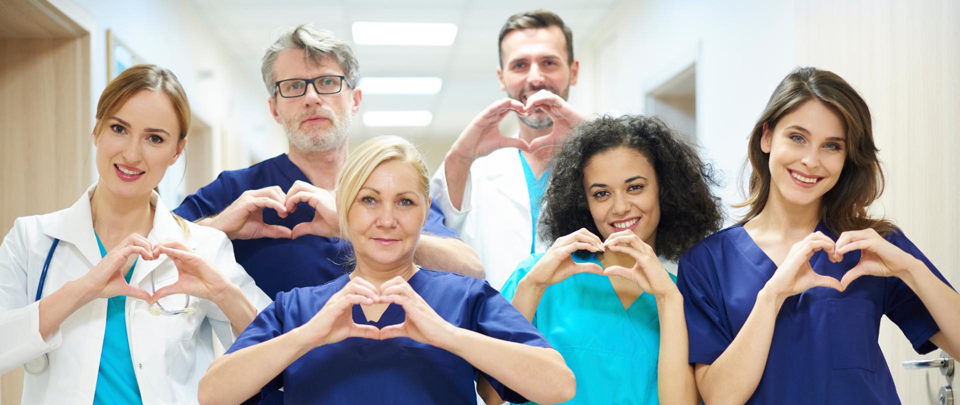 Zdjęcie przedstawia lekarzy i pielęgniarki