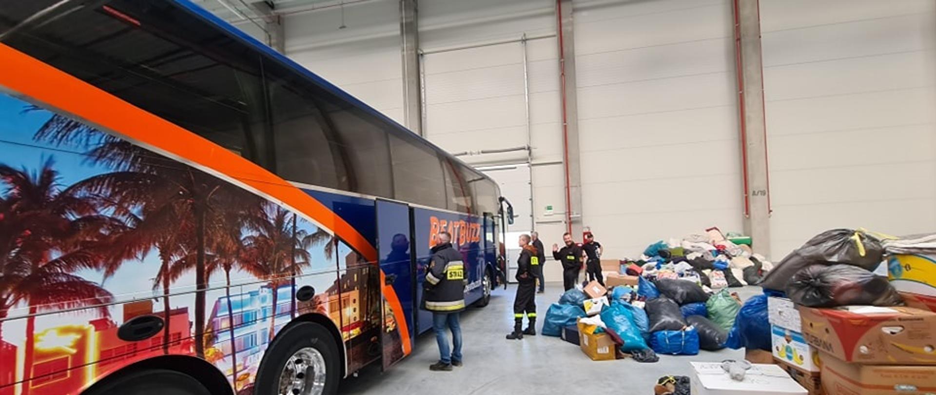 Załadunek darów dla Ukraińców.