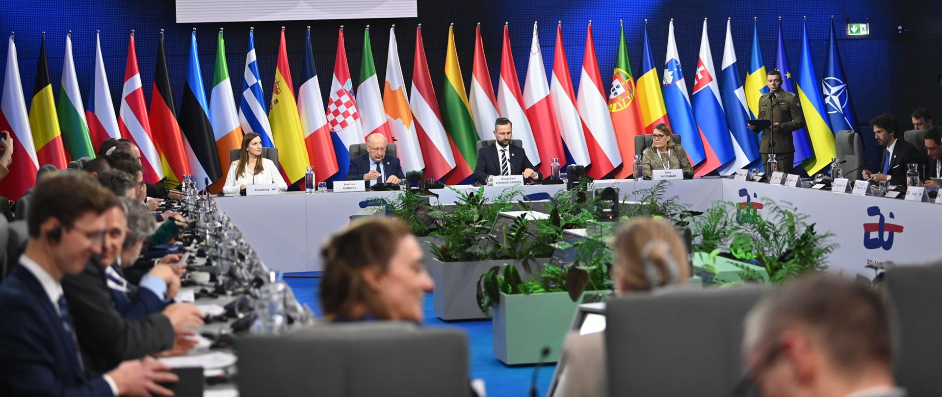 W dniach 2-3 kwietnia br., wicepremier - minister obrony narodowej Władysław Kosiniak - Kamysz, współprzewodniczy z Kają Kallas, wysoką przedstawiciel Unii do spraw zagranicznych i polityki bezpieczeństwa, radzie nieformalnej spraw zagranicznych UE z udziałem ministrów obrony (FAC). Podczas pierwszego dnia obrad wicepremier, szef MON wziął udział w Forum Bezpieczeństwa UE dotyczącym Białej Księgi na temat europejskiej obronności.