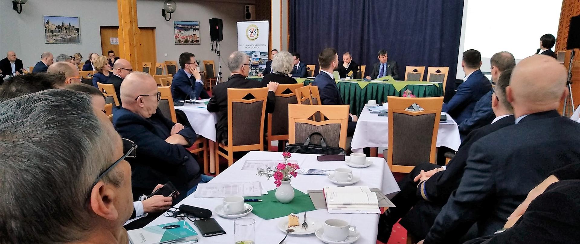 Widok na salę i audytorium. W tle prezentację wygłasza dyr. departamentu żeglugi śródlądowej