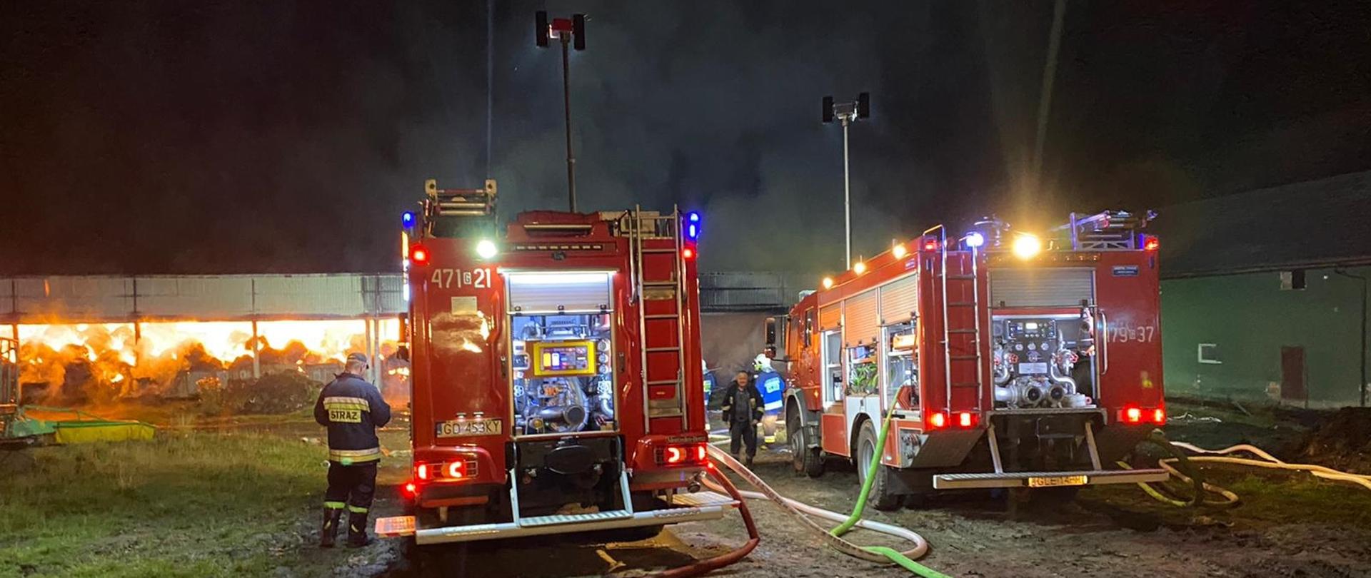 Palący się obiekt magazynowy w Wilkowie Nowowiejskim. Strażacy prowadzący działania ratowniczo - gaśnicze. 