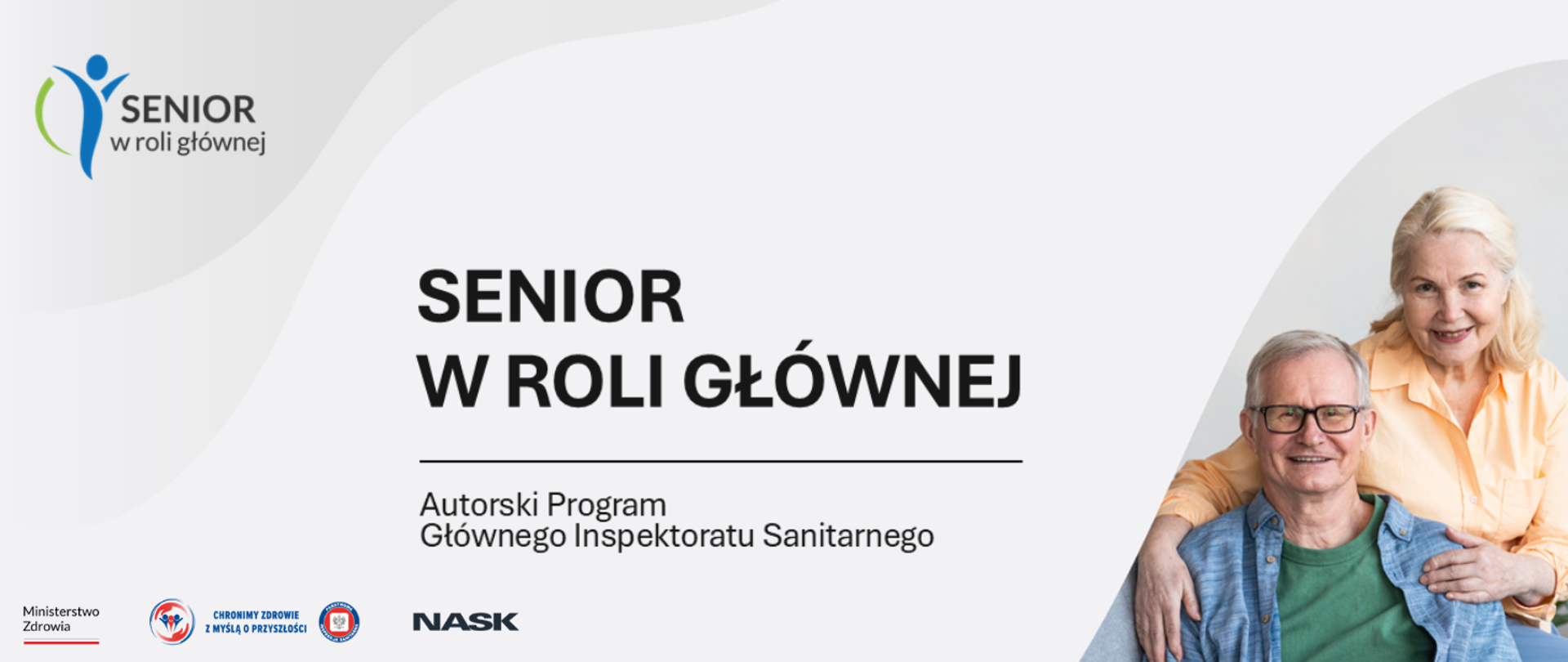 szare tło, po lewej stronie zdjęcie uśmiechniętych postaci - mężczyzny i kobiety w wieku senioralnym, pośrodku napis: Senior w roli głównej