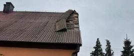 uszkodzony dach na budynku przedszkola w Wilkowie Polskim