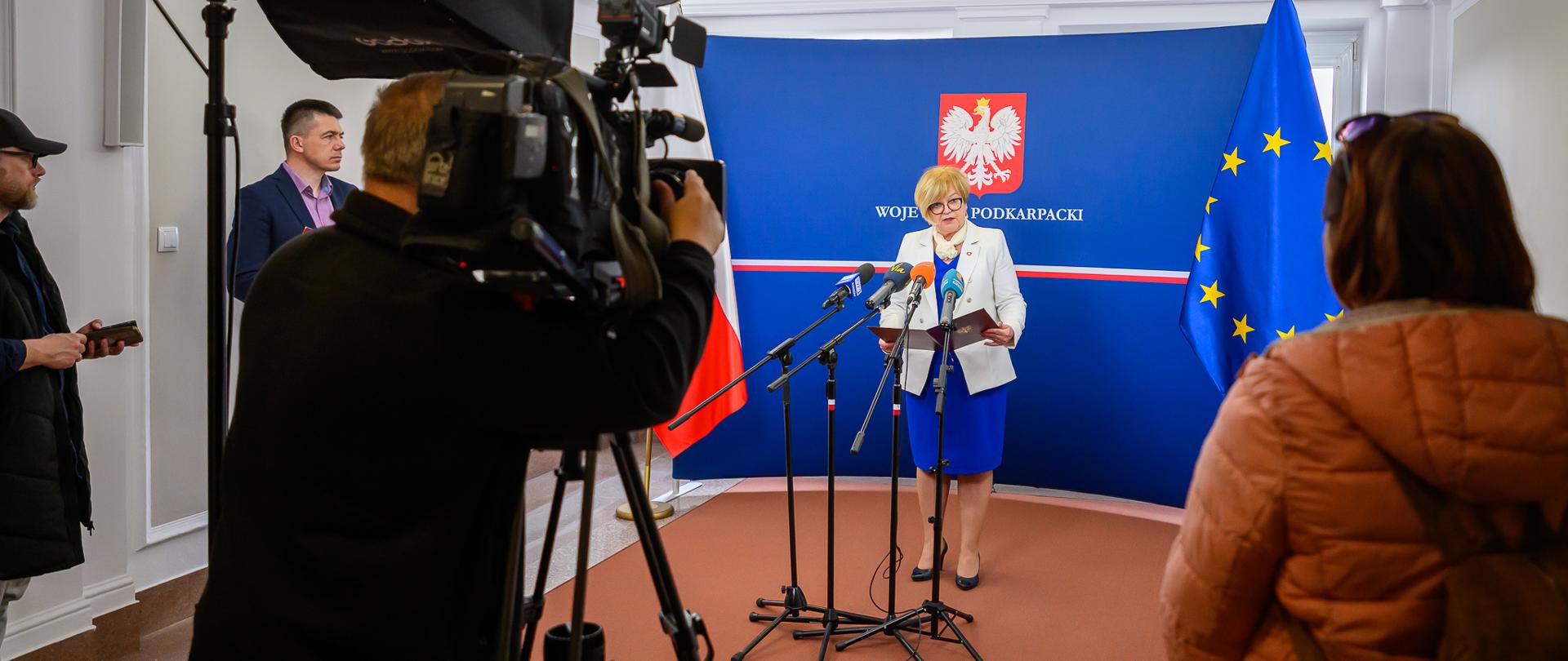 Zdjęcie przedstawia wojewodę podkarpackiego Teresę Kubas-Hul podczas konferencji prasowej